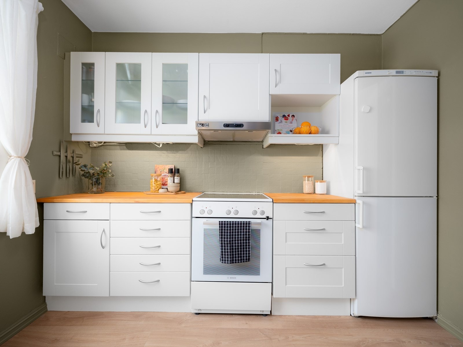 Kjøkken med rikelig skapplass og funksjonell utforming. Galleribilde