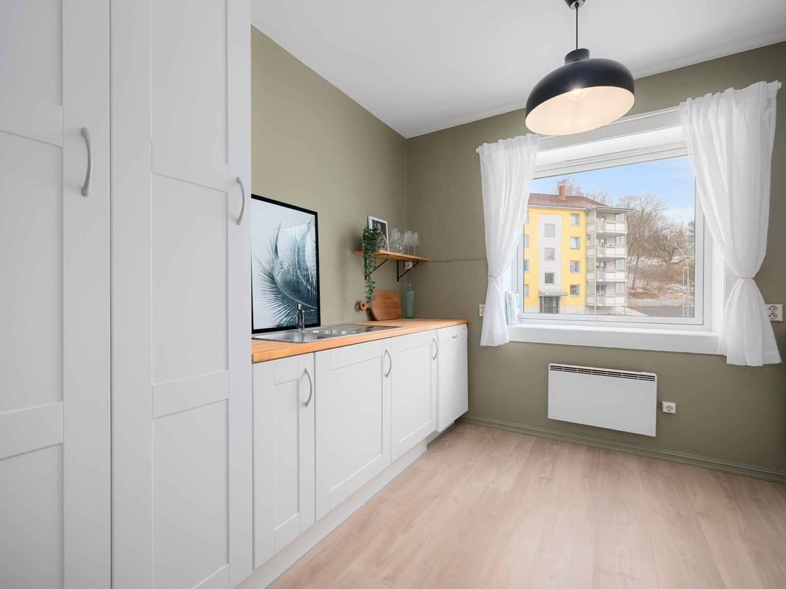 Effektivt kjøkken med god oppbevaringsplass. Galleribilde