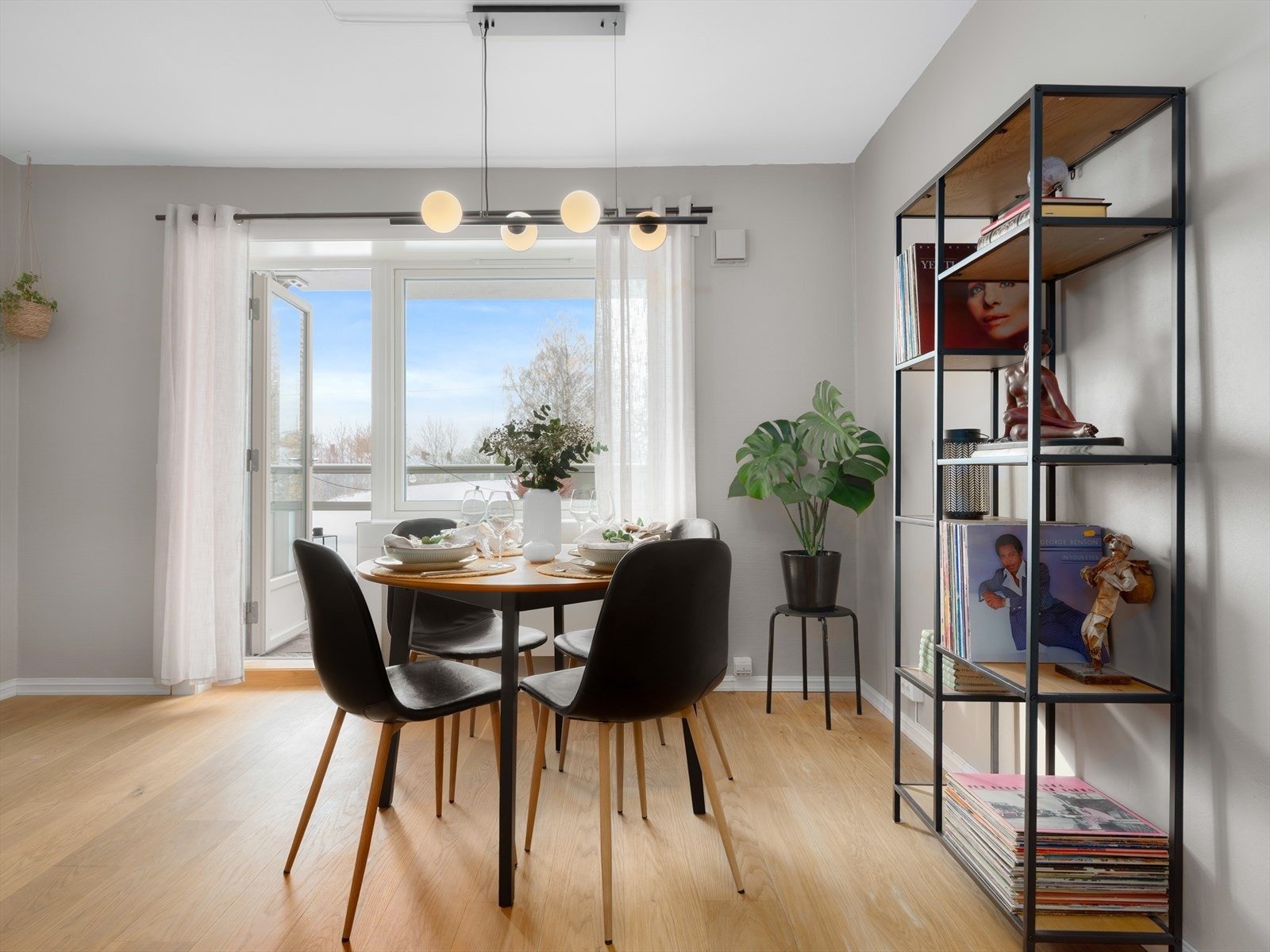 Stilig spisestue med tilgang til balkong. Galleribilde