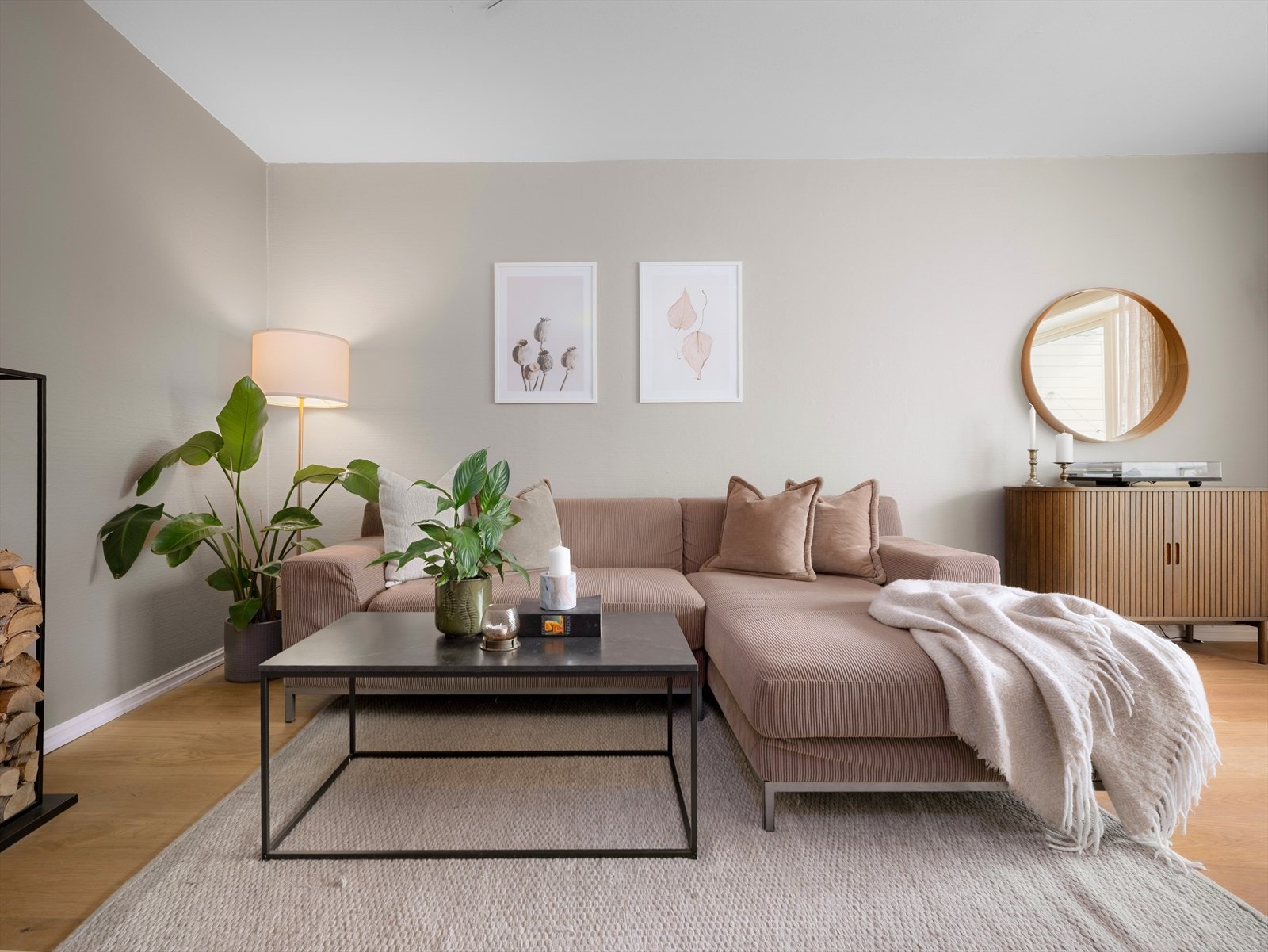 Komfortabel stue med plass til både avslapning og samvær. Galleribilde