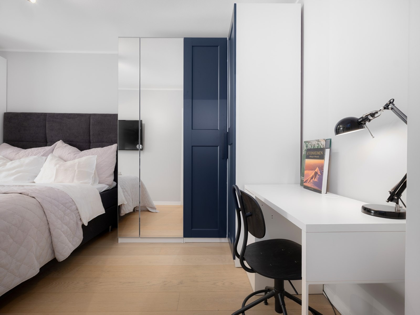 Praktisk skrivebordshjørne på soverommet. Galleribilde