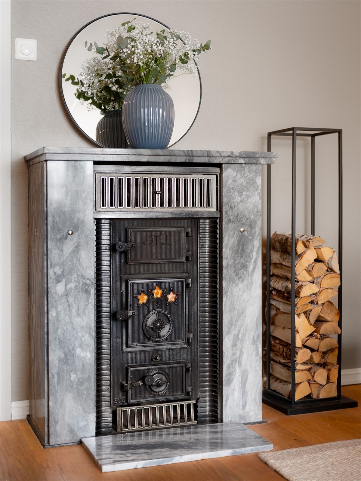 Detaljrik peis gir varme og karakter til rommet. Galleribilde