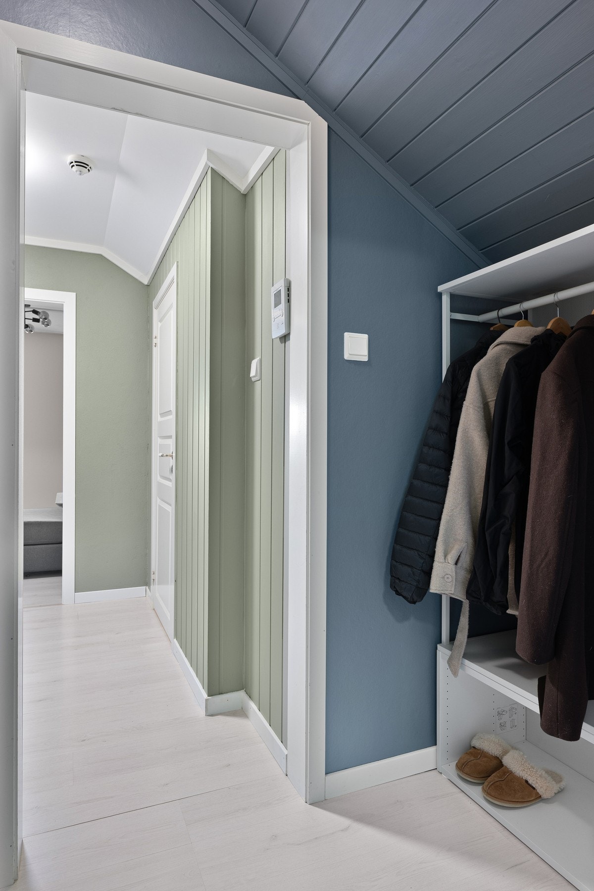 Plass til oppbevaring av yttertøy og diverse. Galleribilde