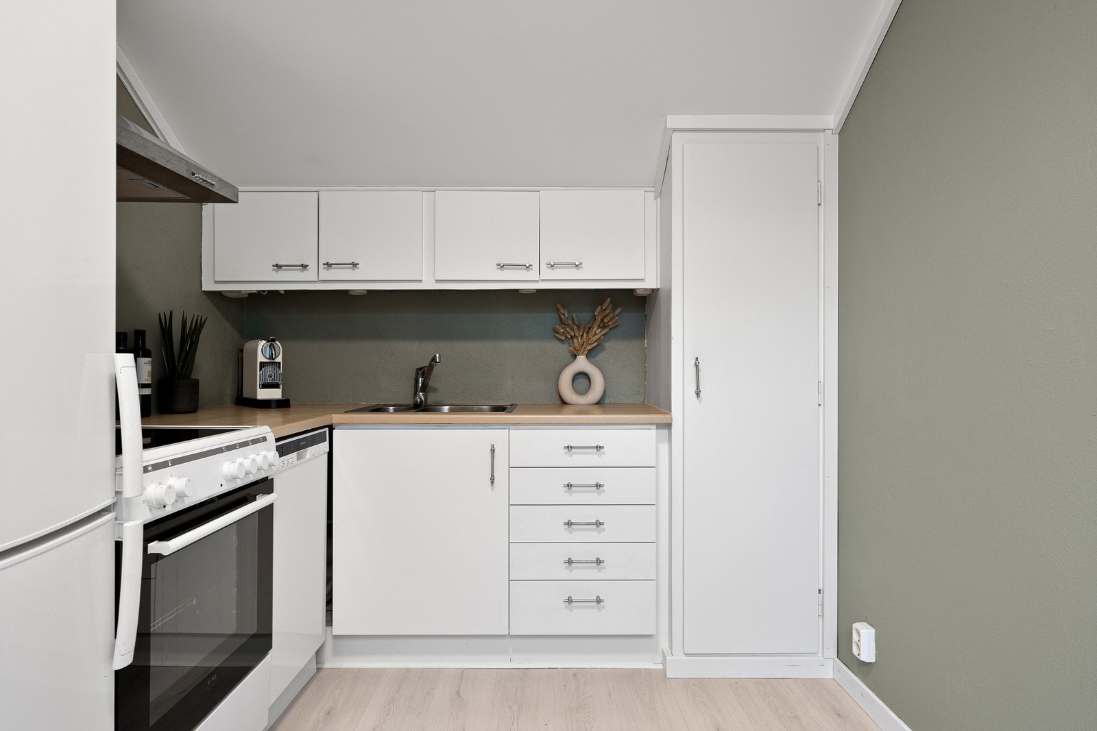 Kjøkkenet har innredning med slette overflater. Galleribilde