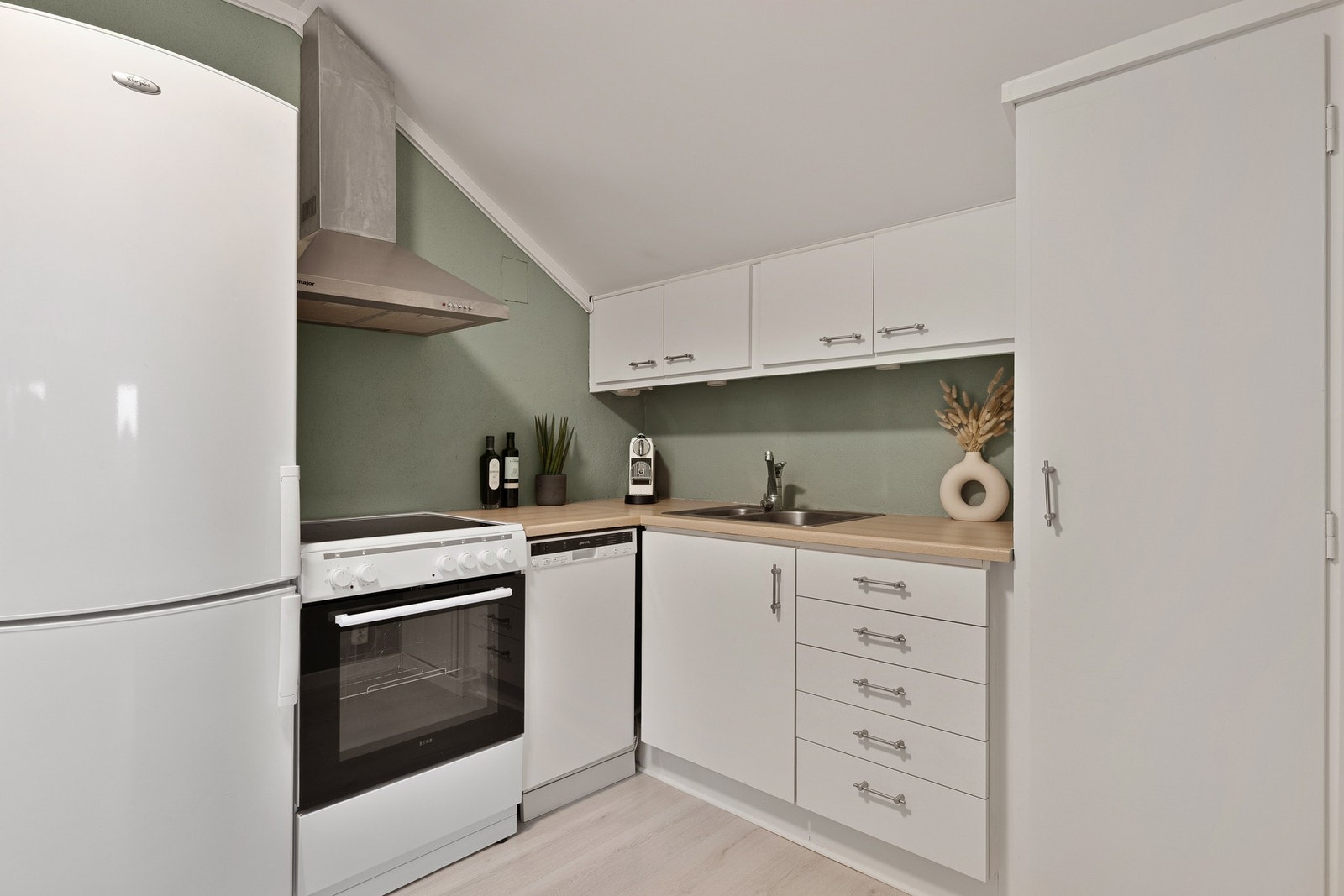 Hyggelig kjøkken i lyse, fine farger. Galleribilde