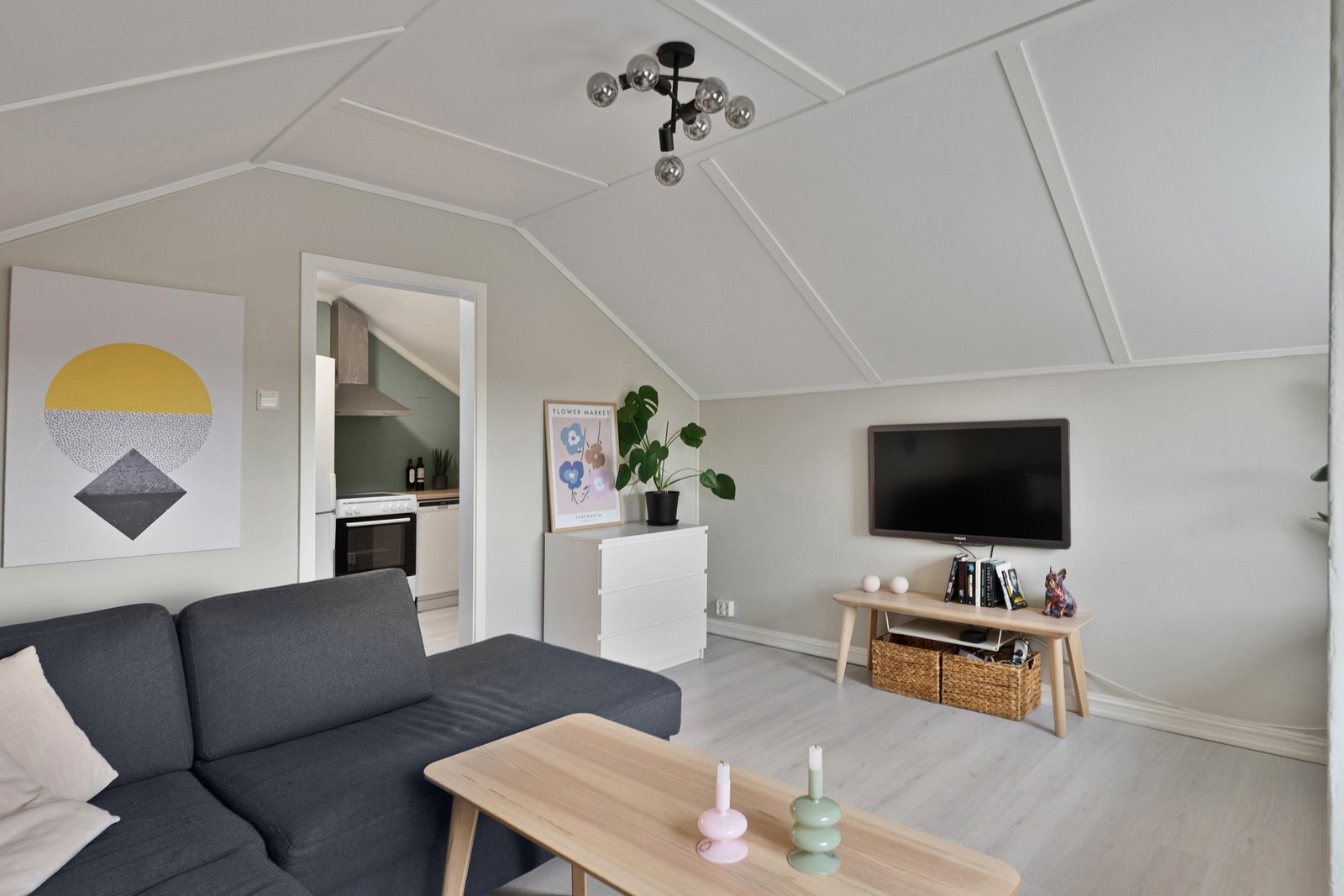 Hyggelig stue med plass til salong og TV-møblement. Galleribilde