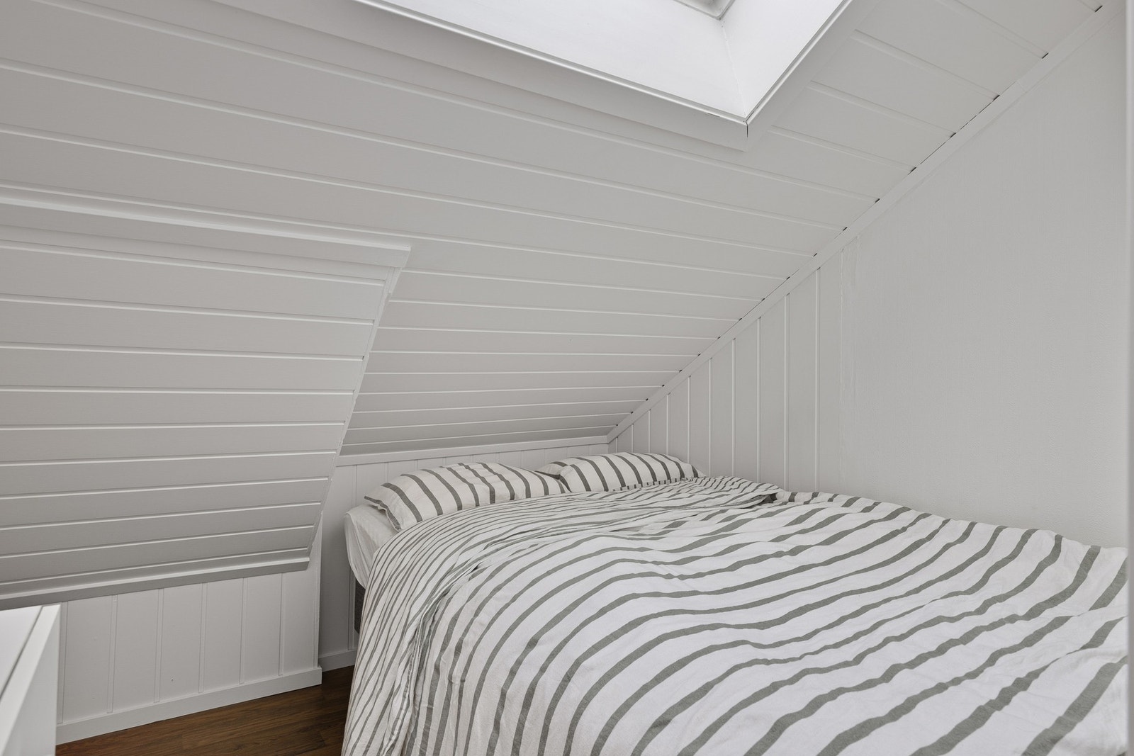 Det er et rom benyttes som soverom, men deler av dette rommet har ikke tilfredstillende takhøyde for oppmåling, og er for lite for et soverom. Rømningsvei er tildekket av dusjkabinettet. Galleribilde