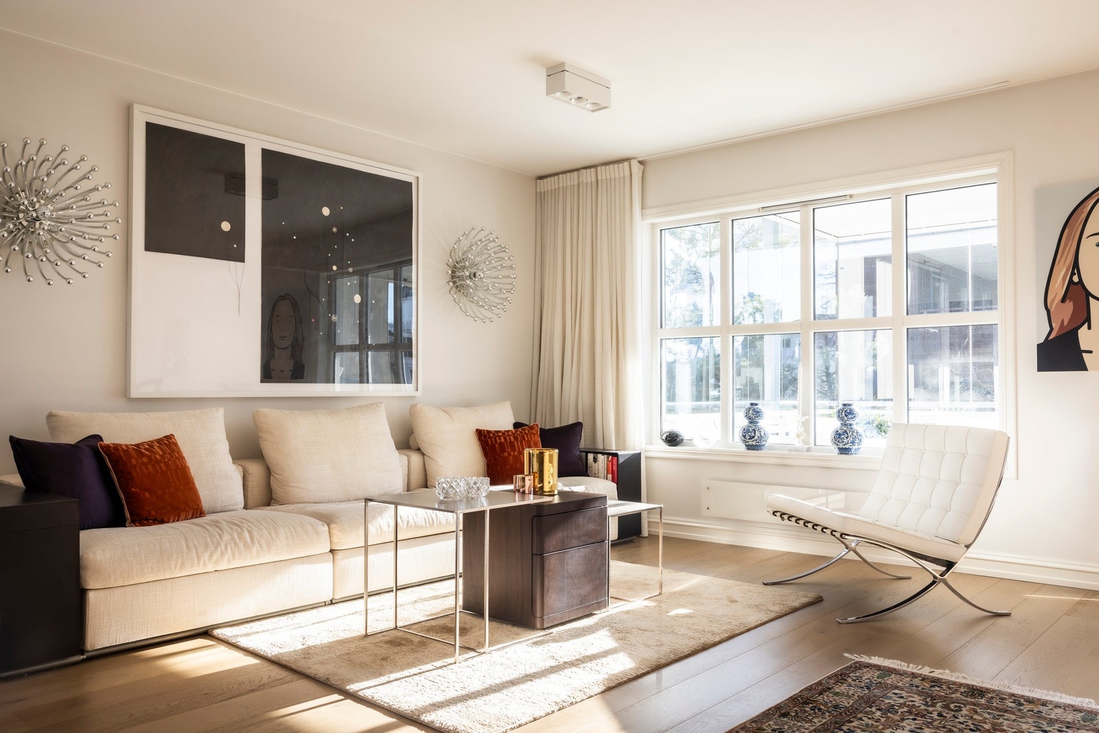 Stuen har en flott plassering sentralt i leiligheten, hvor man her kommer inn til et nydelig samlingsrom med ypperlige lysforhold fra flere vinkler og romslig areal. Galleribilde