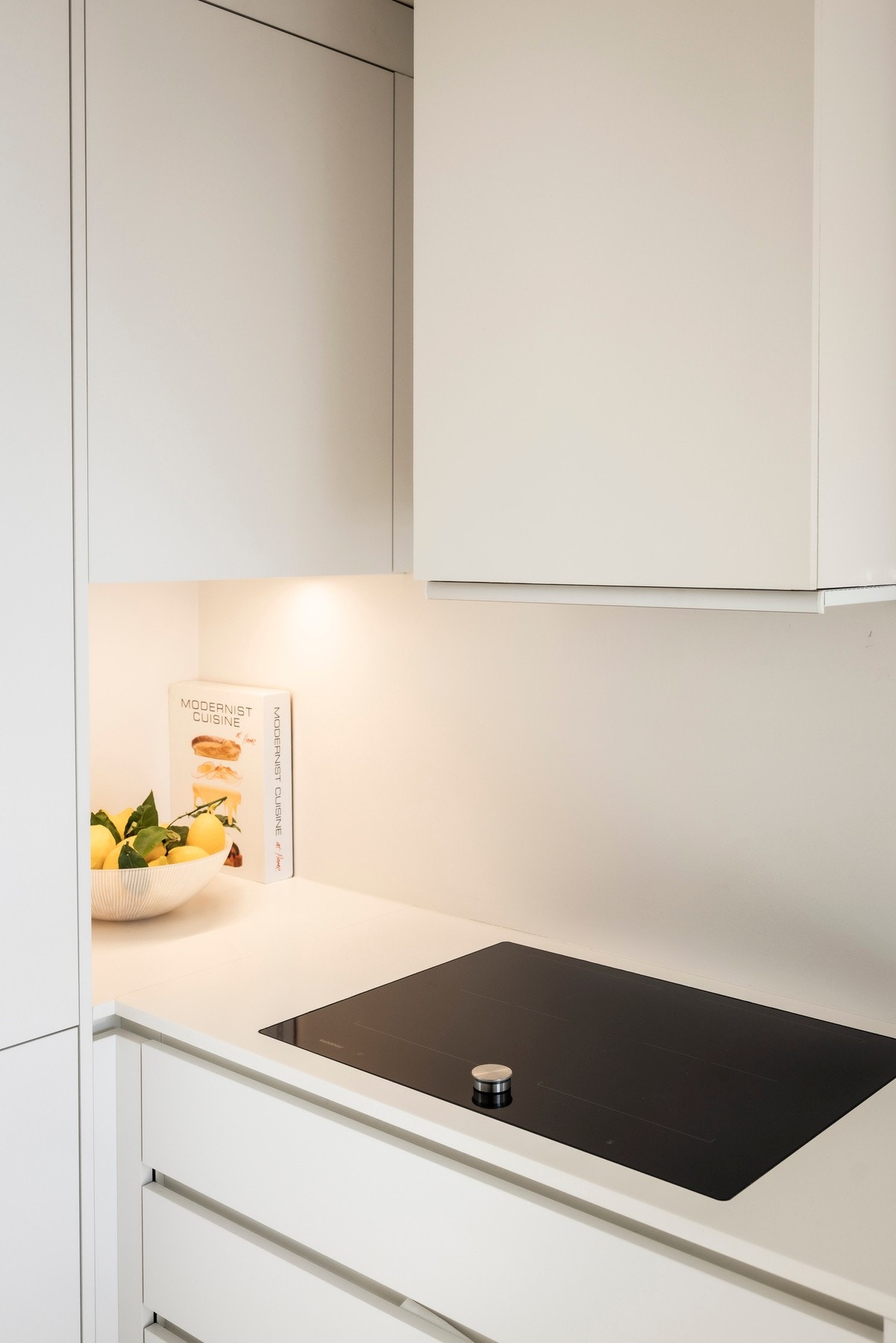 Induksjonstopp med komfyrvakt gir trygg matlaging, mens ventilator med mekanisk avtrekk sørger for et godt inneklima. Galleribilde