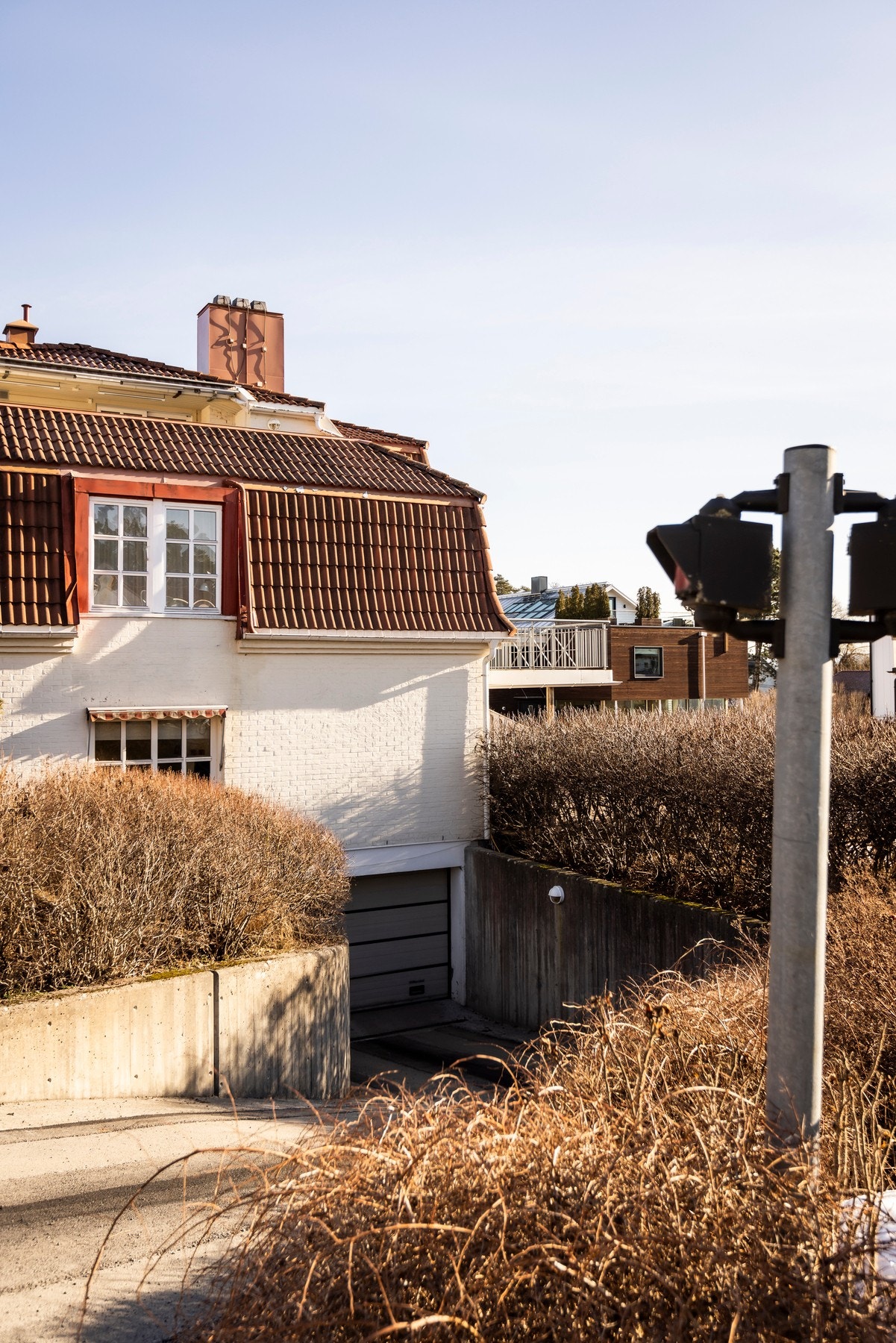 Det er også en pent opparbeidet felleshage bak hekken ved garasjeinnkjøringen. Galleribilde