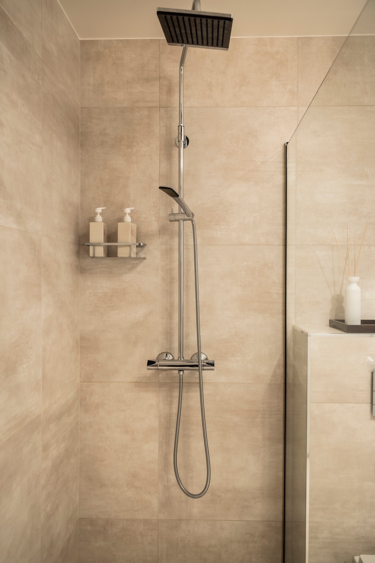 Dusjhjørne er innredet med regndusj. Galleribilde