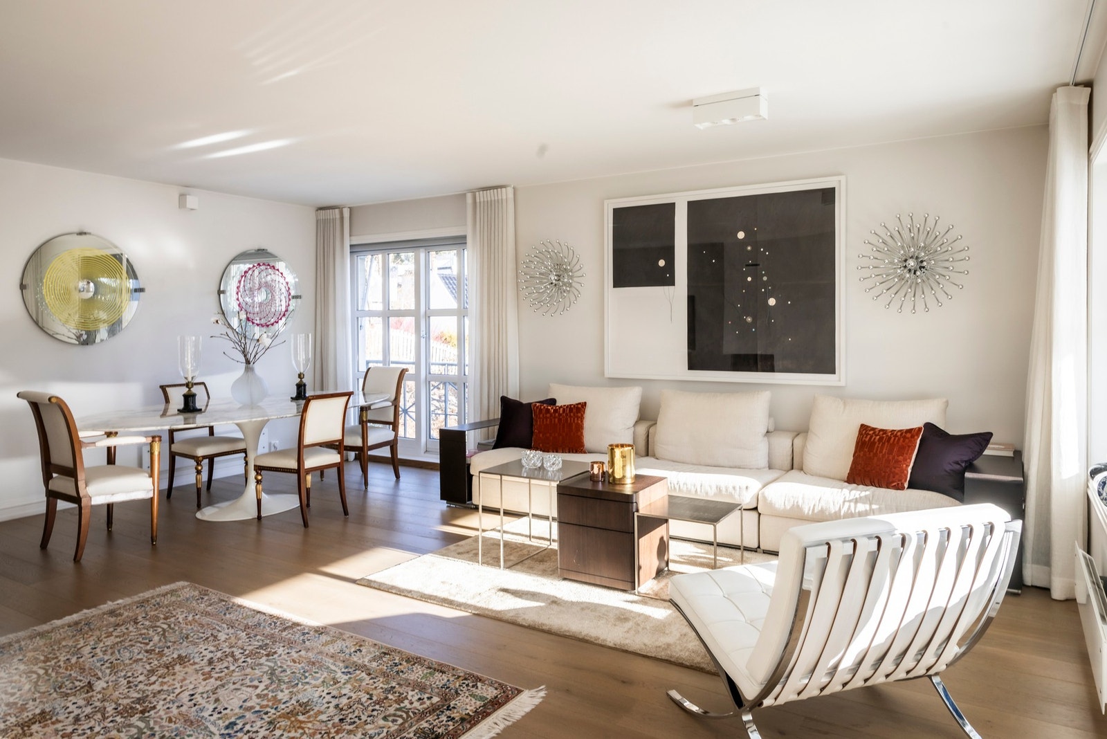 Leiligheten er nydelig utformet med stort oppholdsrom og klassisk innredning. Galleribilde