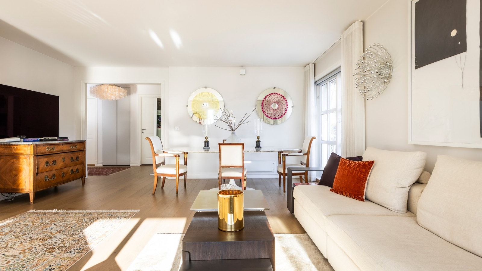 Stuen har god plass til både spise- og sofagruppe, ideell for hyggelige sammenkomster med familie og venner. Galleribilde