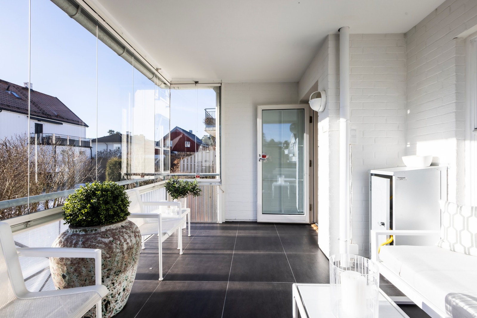 Fra stuen er det direkte utgang til sydvendt innglasset balkong på ca. 12 m². Galleribilde