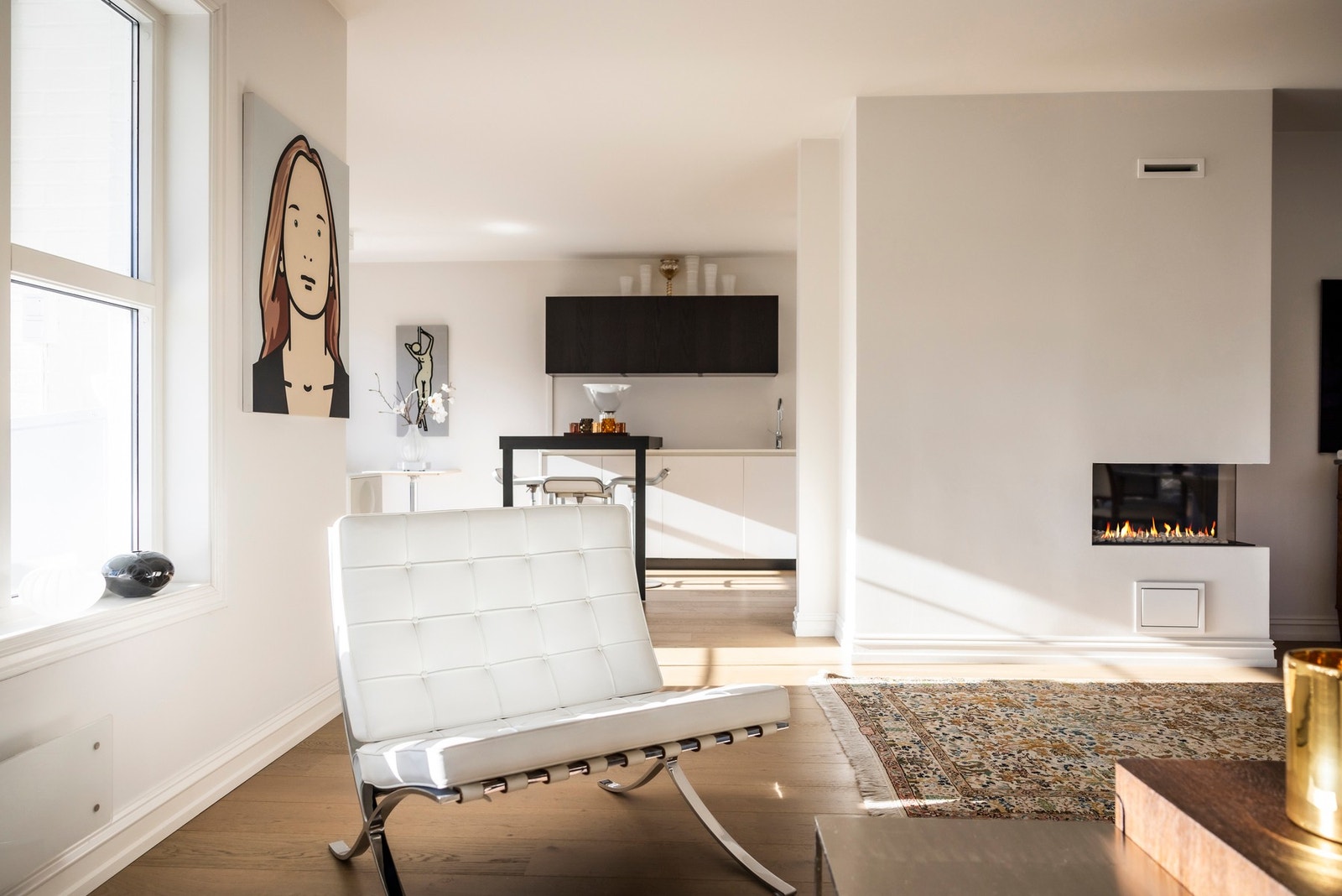 Delvis åpen løsning mot stue. En sosial og funksjonell planløsning som skaper flyt mellom rommene. Galleribilde