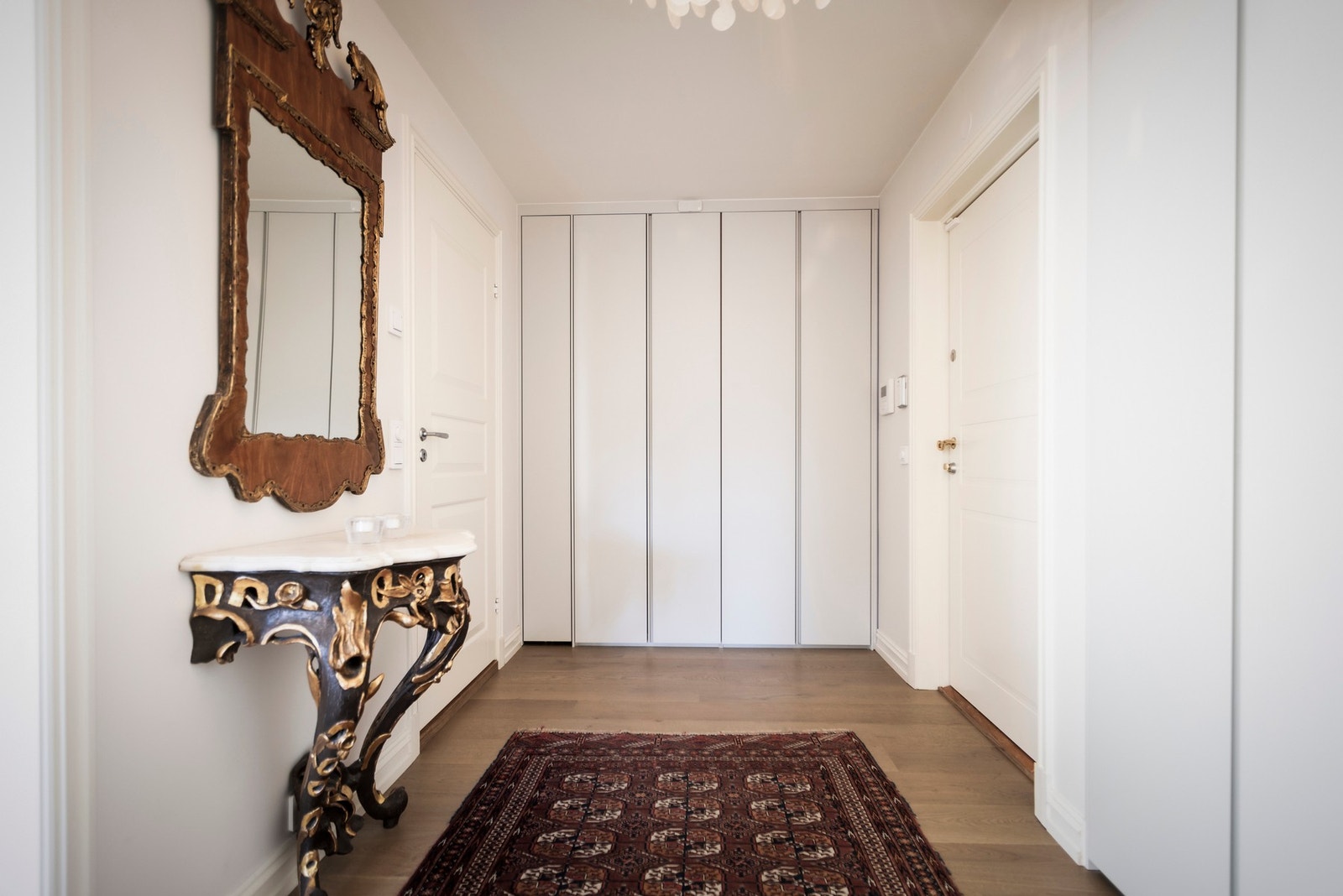 Her får du en romslig entré med garderobeskap og plass til skoskap eller benk - praktiske løsninger som gjør hverdagen enklere. Galleribilde