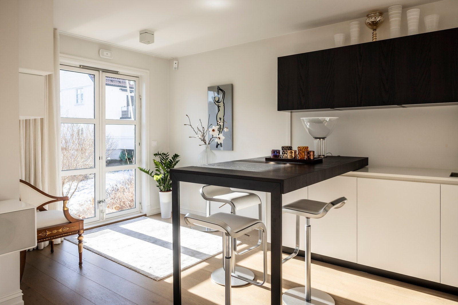 Kjøkkenet er innredet med moderne fronter i et tidløst design, laminat benkeplate og underlimt oppvaskkum. Store innslipp gir rikelig med naturlig lys. Galleribilde