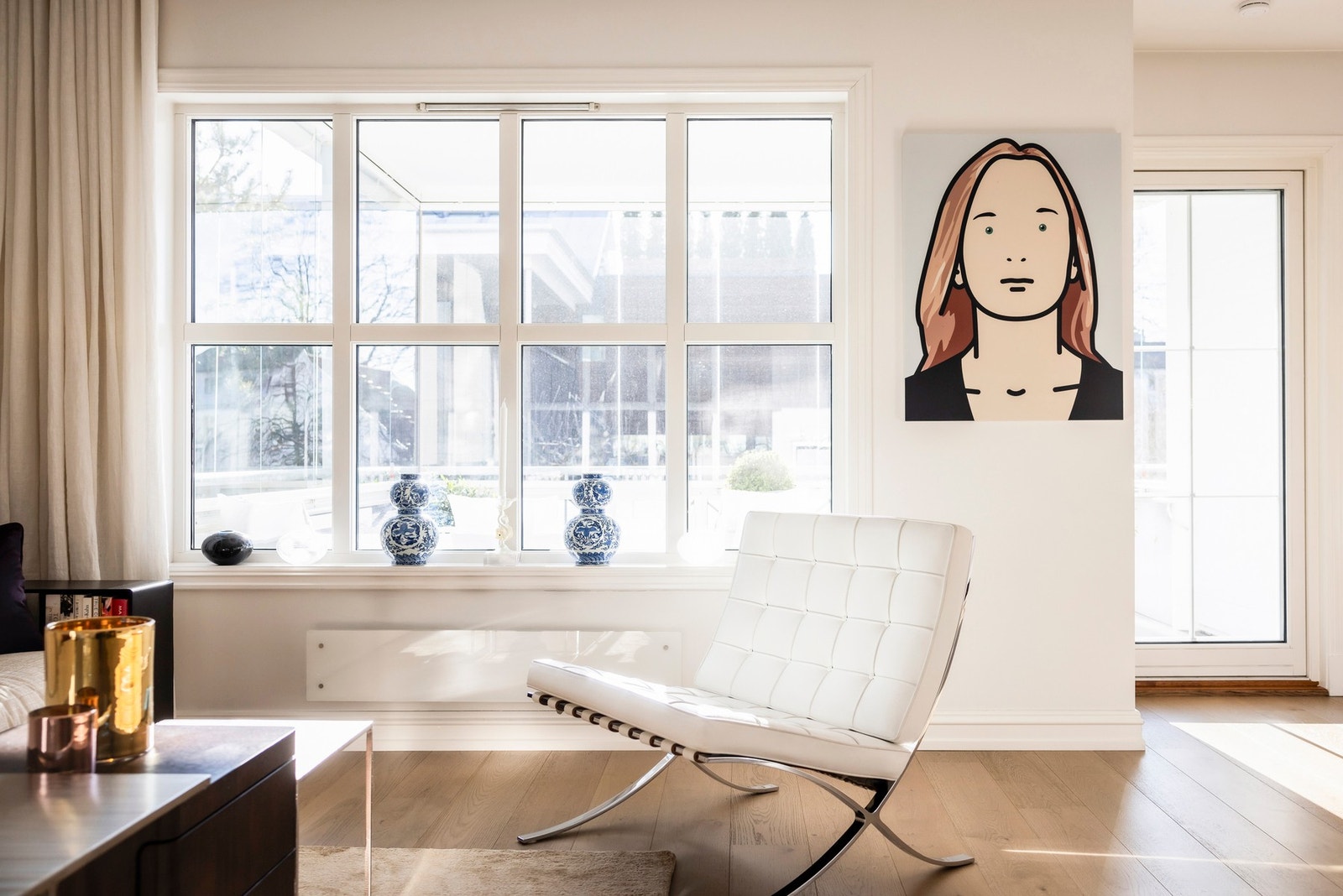 Stuen kombinerer funksjonalitet og komfort med tilgang til innglasset balkong - alt tilrettelagt for en behagelig hverdag. Galleribilde