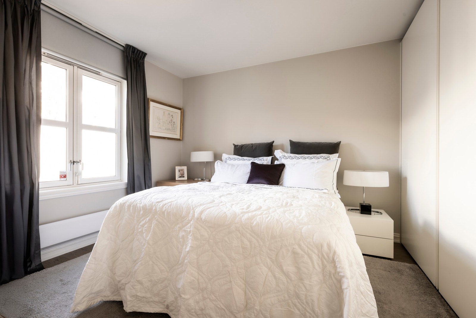 Hovedsoverommet er innredet med mye garderobeplass, og har godt med areal for dobbeltseng og nattbord på hver side av sengen. Galleribilde