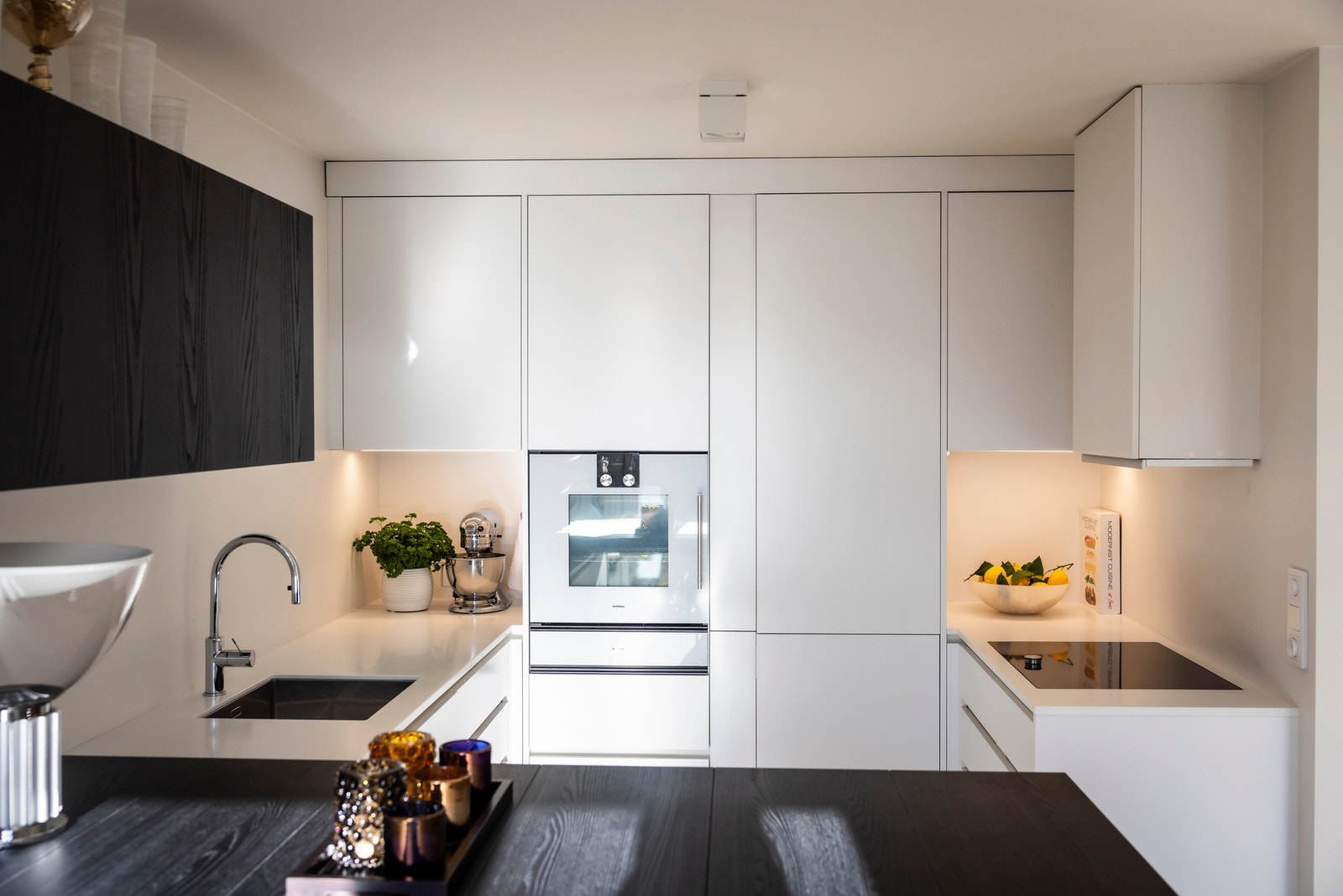 Gode oppbevaringsmuligheter i overskap og skuffer kombinert med funksjonelle arbeidsflater gir et kjøkken som er både praktisk og estetisk tiltalende. Galleribilde