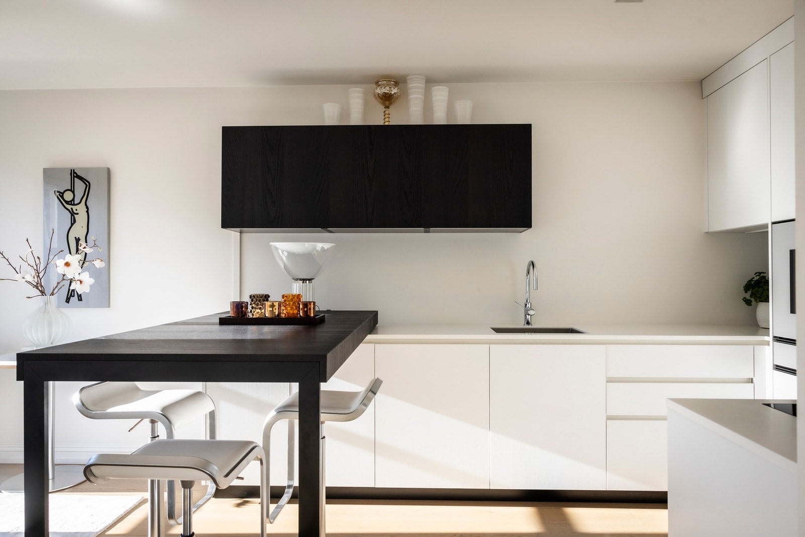Kjøkkenet er utstyrt med integrerte hvitevarer fra Gaggenau og Miele i stilrent design som sikrer en helhetlig og moderne look. Galleribilde