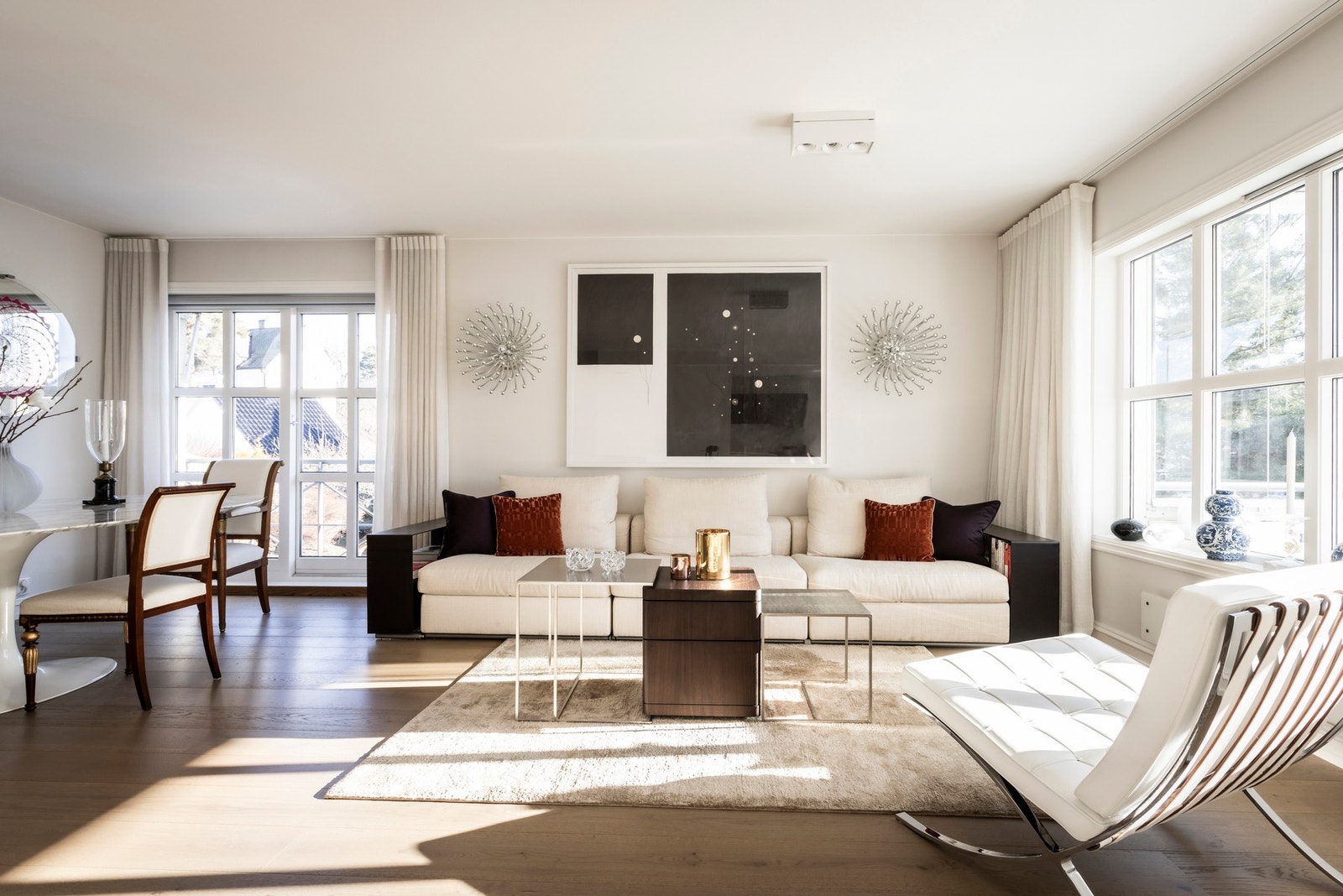 Gulvet er belagt med parkett, og veggene er malt i nøytrale farger som gir en harmonisk og rolig atmosfære. Galleribilde