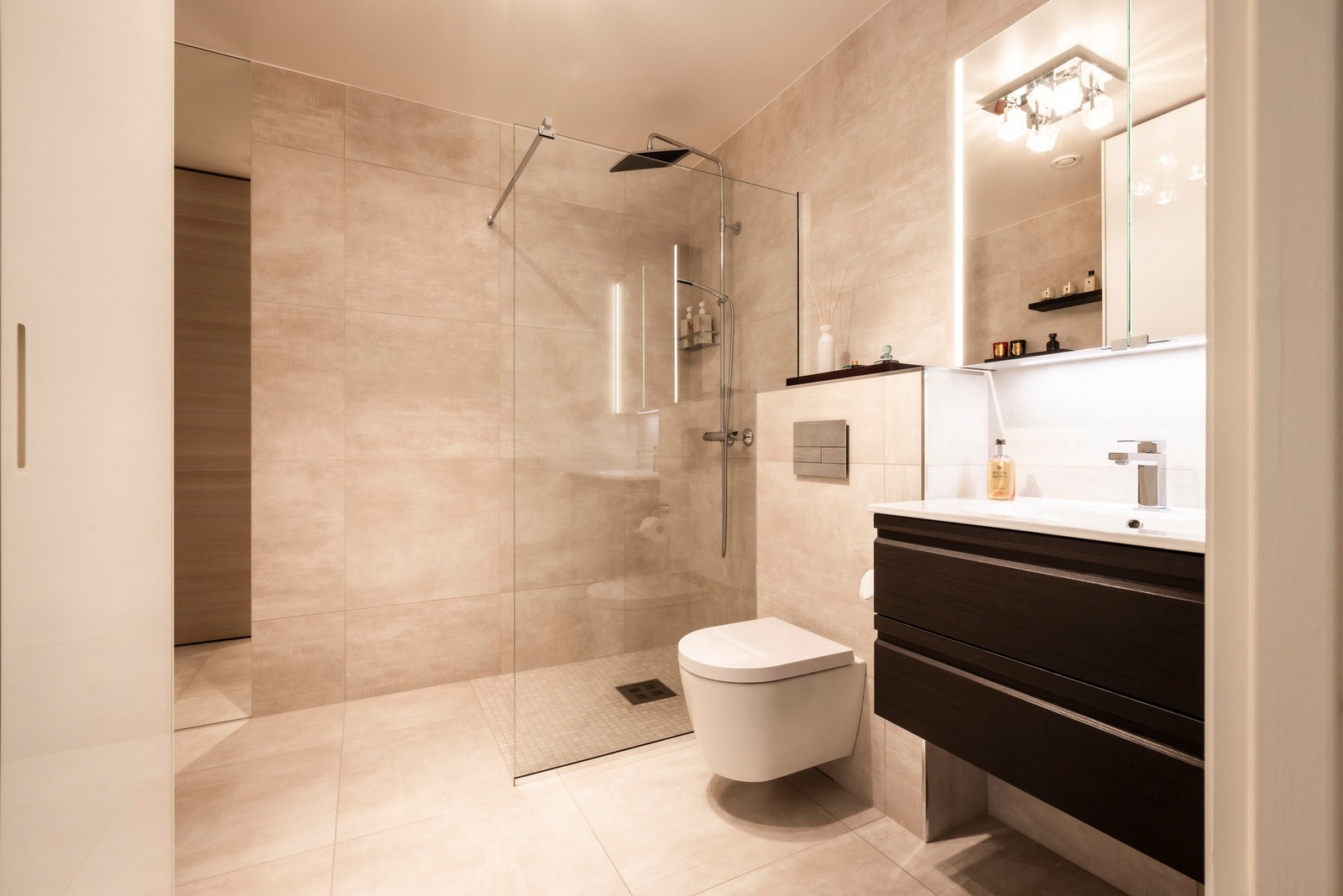 Badet er oppgradert i 2016 og har flislagte overflater med gulvvarme, vegghengt toalett og dusjhjørne. God belysning og avtrekksventil i himlingen sikrer et godt inneklima. Galleribilde