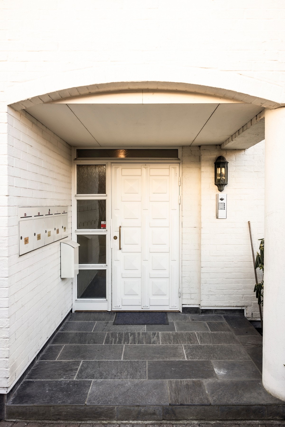 Leiligheten har en profilert entrédør med høy brann- og lydklassifisering. Et ryddig og innbydende inngangsparti gir et godt førsteinntrykk. Galleribilde