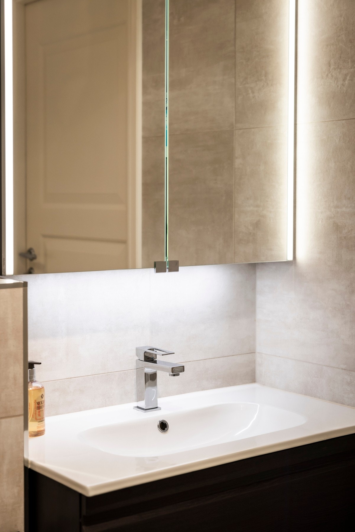 I tillegg til moderne sanitærutstyr har badet opplegg for vaskemaskin, som gir en praktisk hverdag med alt på ett sted. Galleribilde