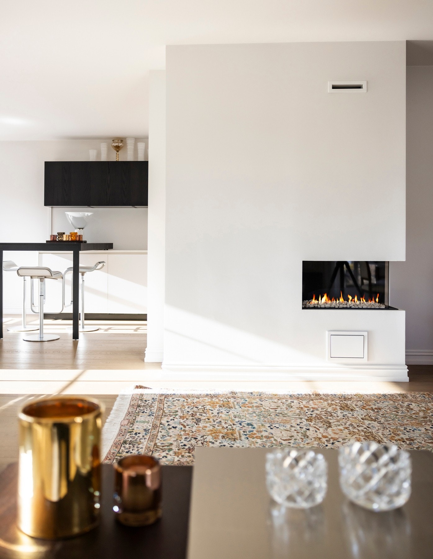 Midtpunktet i stuen er den moderne gasspeisen fra 2016, som gir både varme og en lun stemning på kalde vinterkvelder. Galleribilde