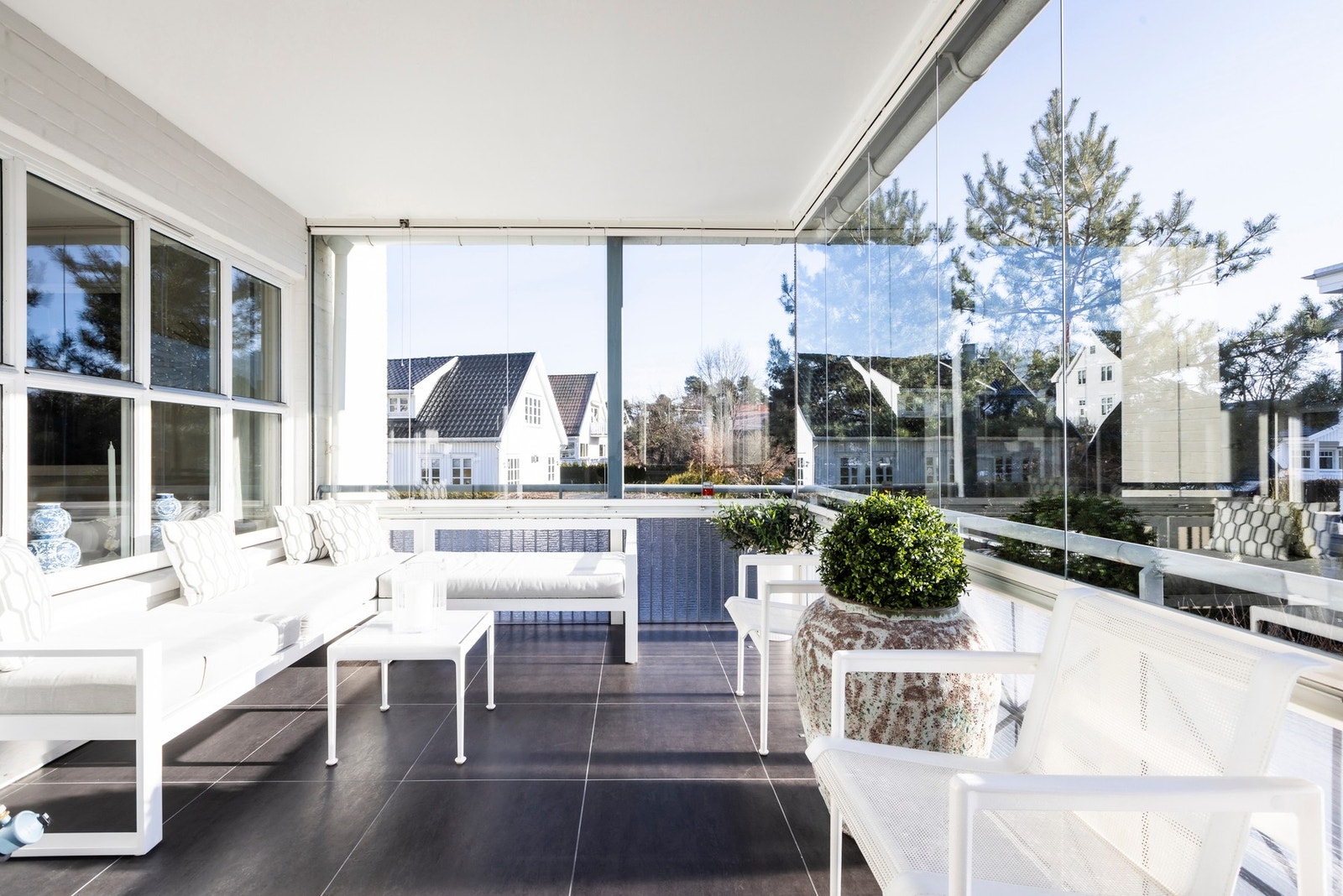 Balkongen er flislagt og utstyrt med varmekabler i gulvet, samt belysning og strømuttak, noe som gjør den brukbar nesten hele året. Galleribilde