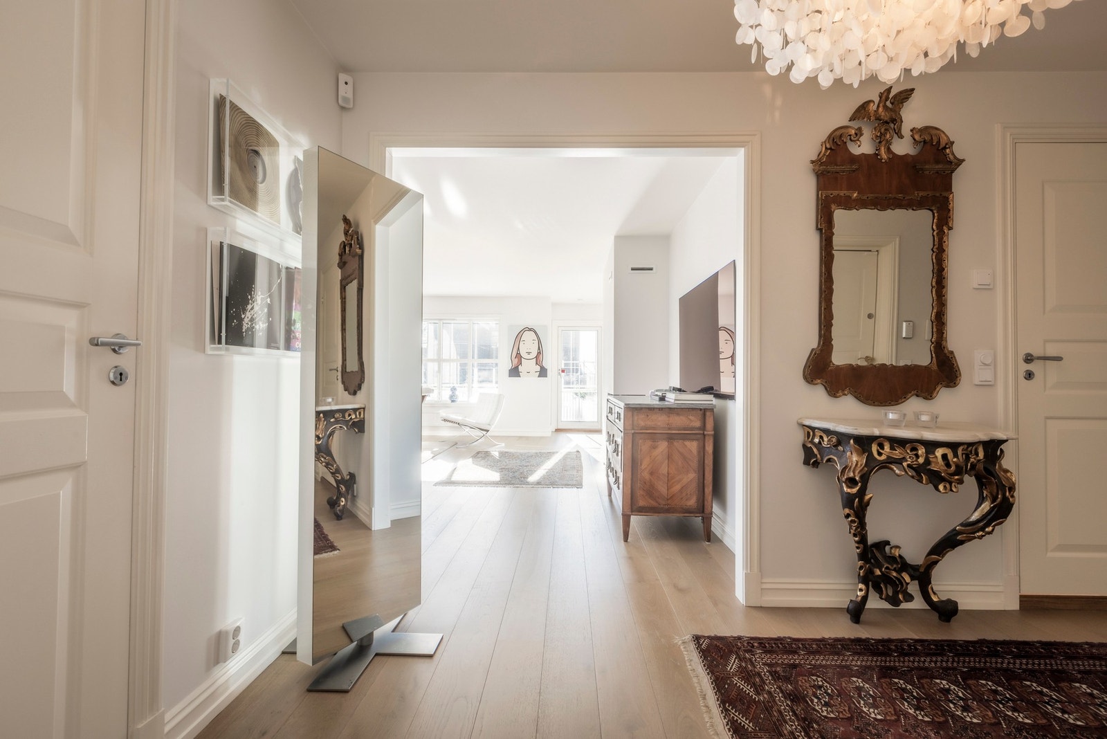 Entréen/gangen er langstrakt og lys, og har adkomst til alle leilighetens rom med unntak
av kjøkken. Galleribilde