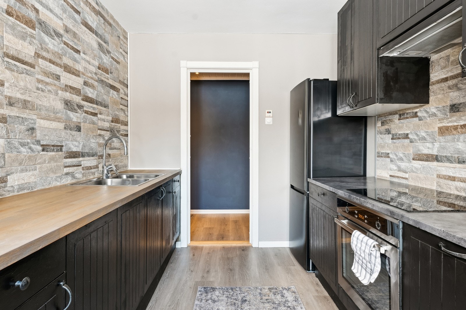 Kjøkken med bereder fra 2020 og montert lekkasjestopper. Galleribilde