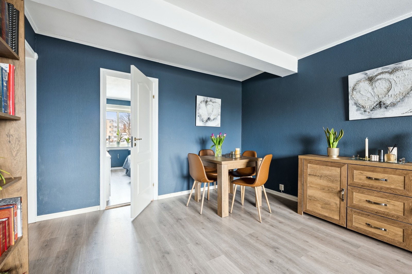 Stuen er lett å møblere, her kan du ha både salong og spisestue om du ønsker. Galleribilde