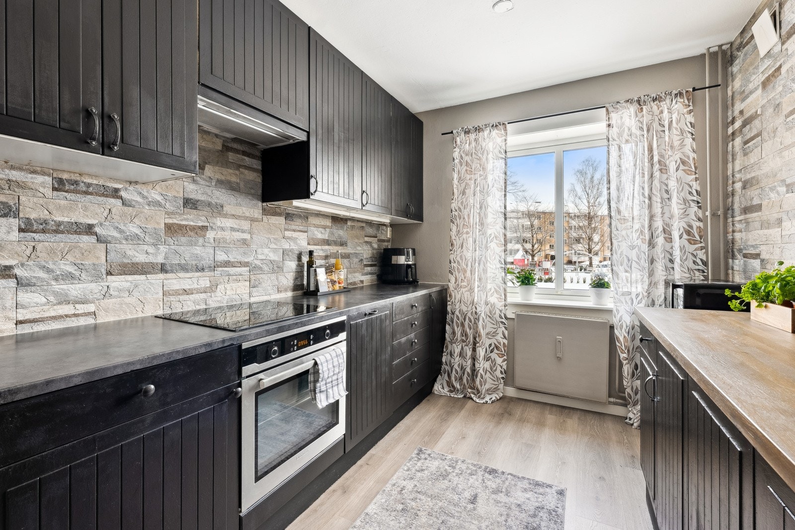 Godt planlagt og velstelt kjøkken fra 2008 med mye skap-og benkeplass. Galleribilde