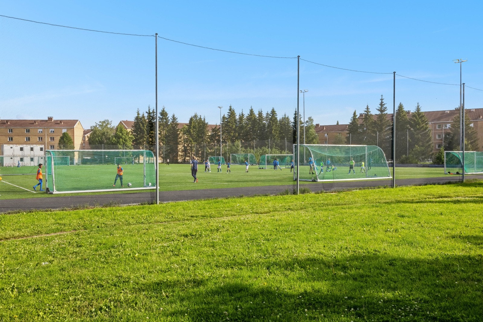 Fotballbane med kunstgress mellom Kalbakkstubben og Kalbakkveien. Her koser de seg med ballspill året rundt. Galleribilde