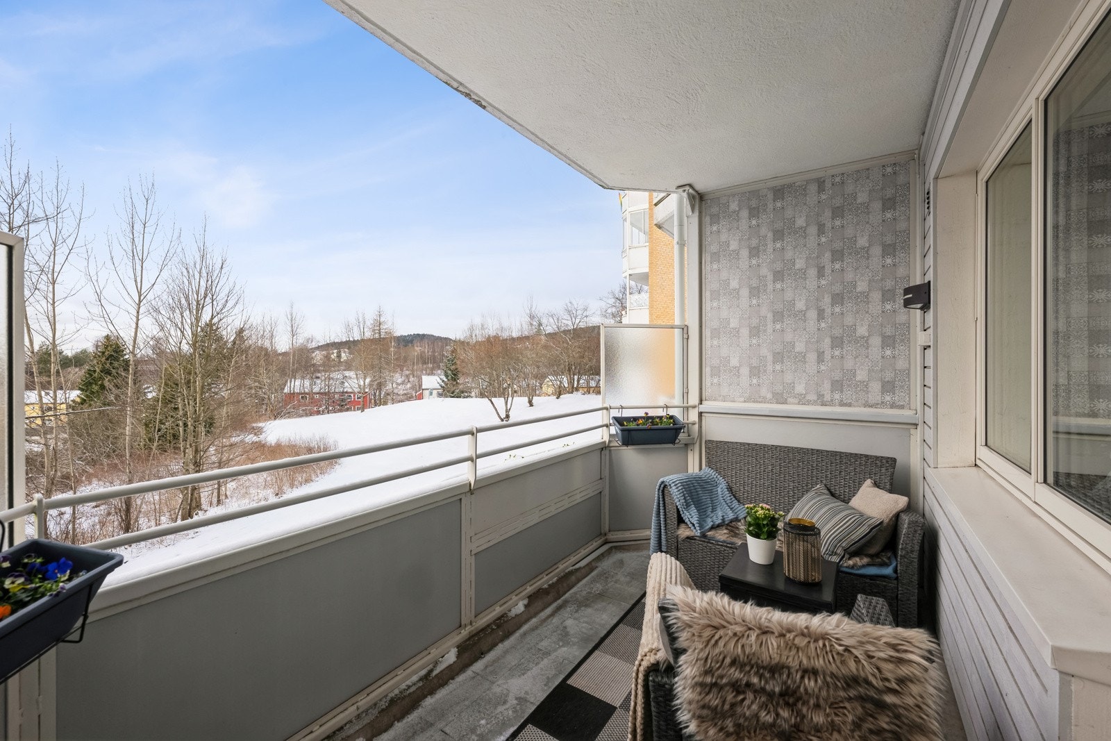 Sydvestvendt 7 kvm balkong. Her kan du lage din egen oase av møbler og blomster og nye egen balkong. Galleribilde