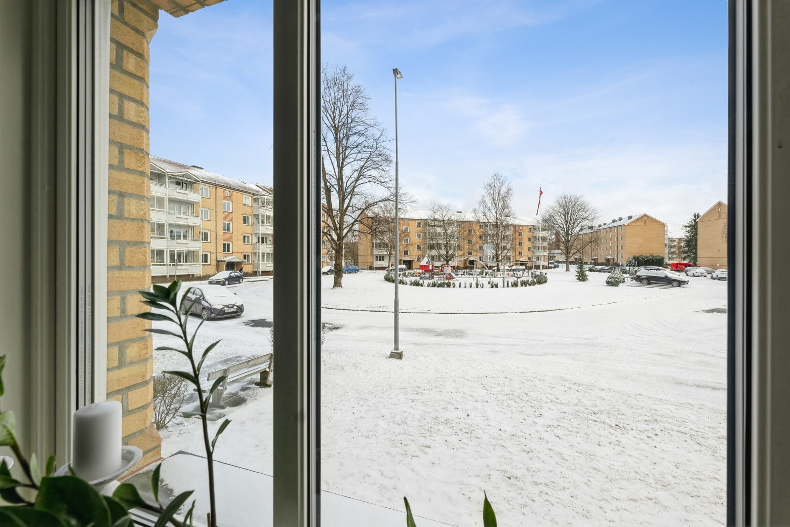Detalj, utsikt fra kjøkkenvindu til Kalbakkslyngen og lekeplassen. Galleribilde