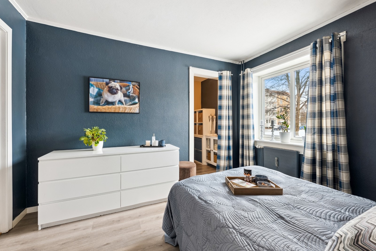 Soverom er av god størrelse med plass til dobbelseng og tilhørende møblement. Eget kott/walk-in rom i tilknytning. Galleribilde