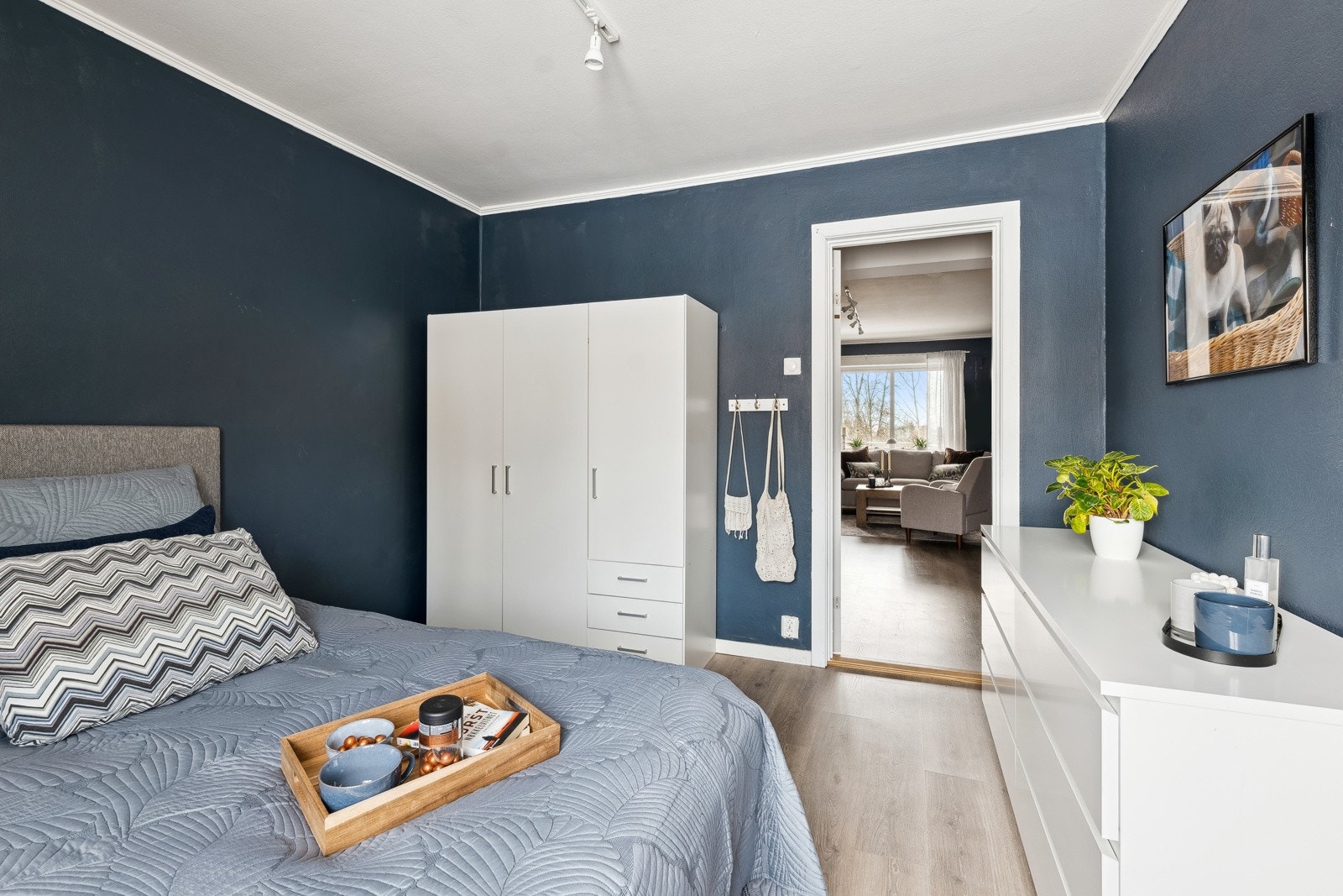 Det er et eget walk-in rom fra soverommet som kan innredes etter behov. I tillegg garderobeskap. Galleribilde