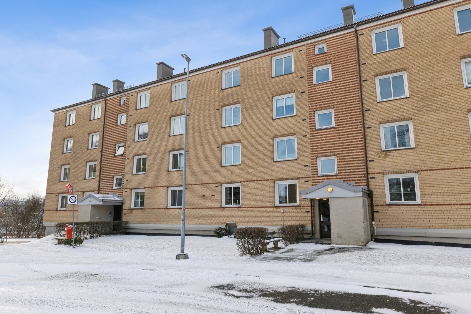 Hyggelige inngangsparti med små plener mellom oppgangene. Vaktmesterne i laget er superflinke til å holde alt i stand. Galleribilde