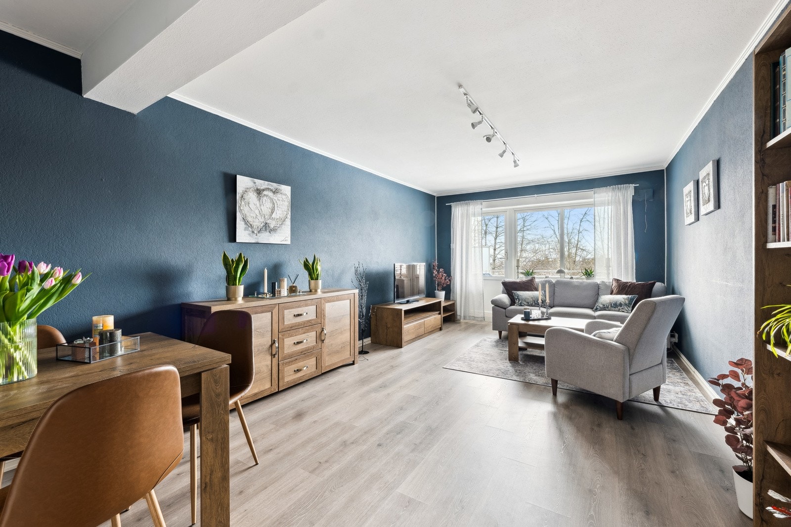 Velkommen til Kalbakkslyngen 32. En gjennomgående og særdeles hyggelig 2 roms med god planløsning. Galleribilde