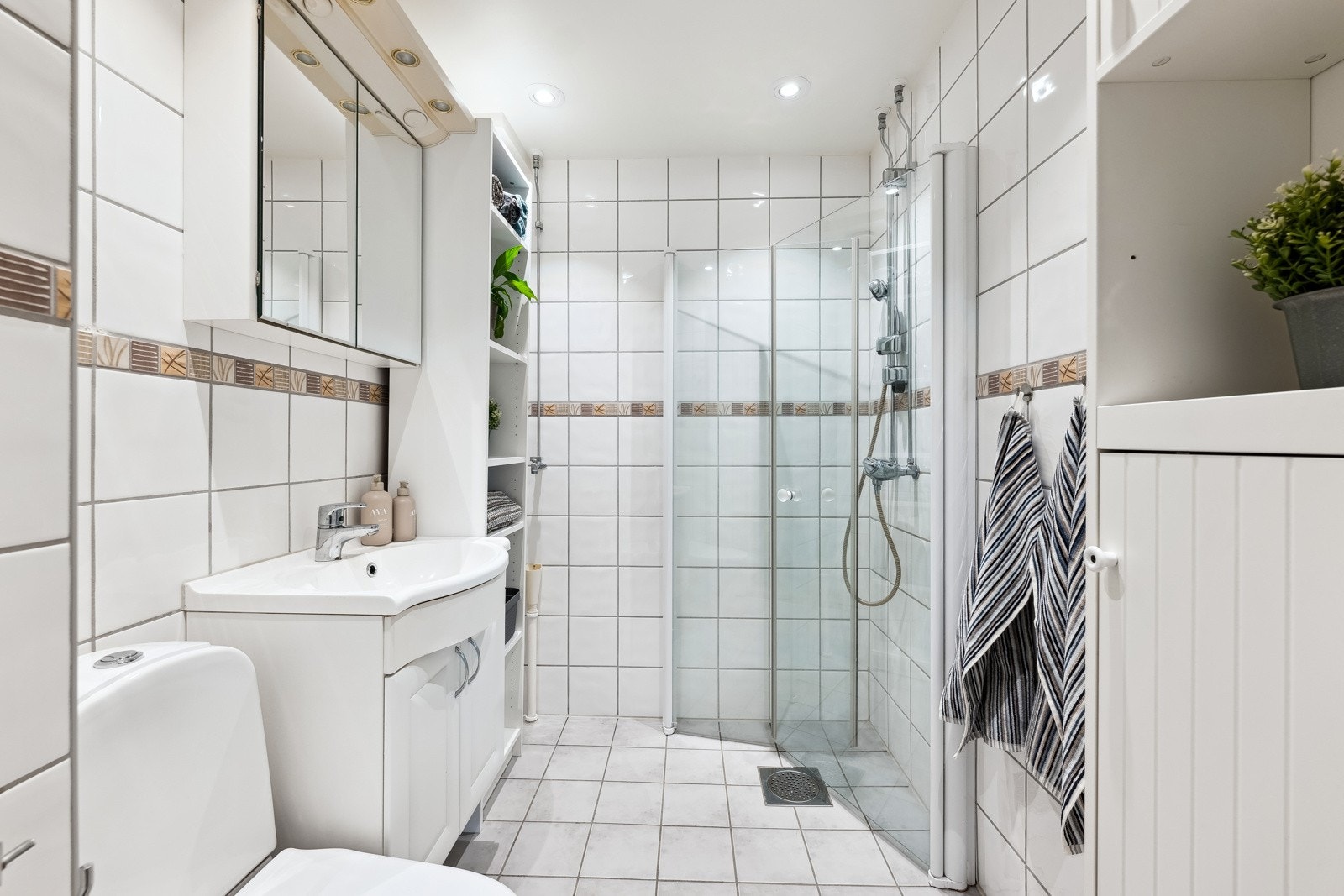 Bad som er rehabilitert i regi av brl. i 2006. Servant med innredning, overskap med speil, toalett, dusjhjørne og opplegg for vaskemaskin. Galleribilde