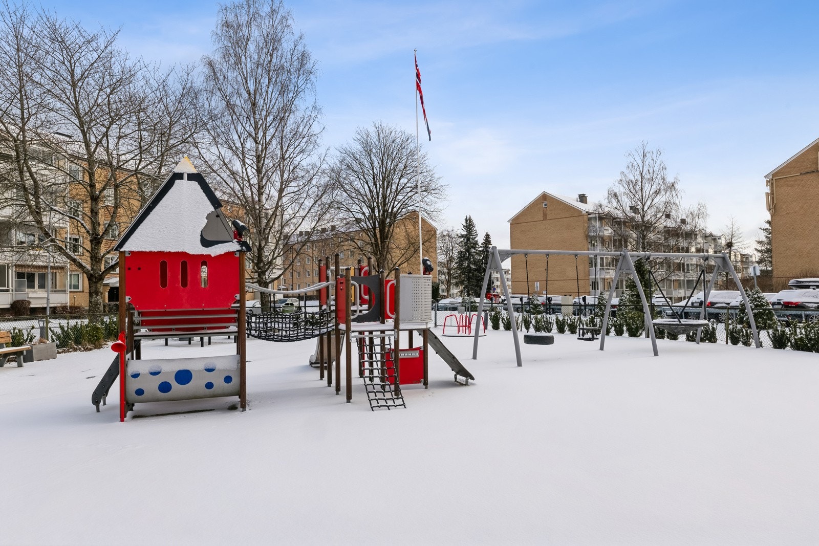 Fine felesområder med sittegrupper, grillmuligheter og lekeområder for barn. Galleribilde