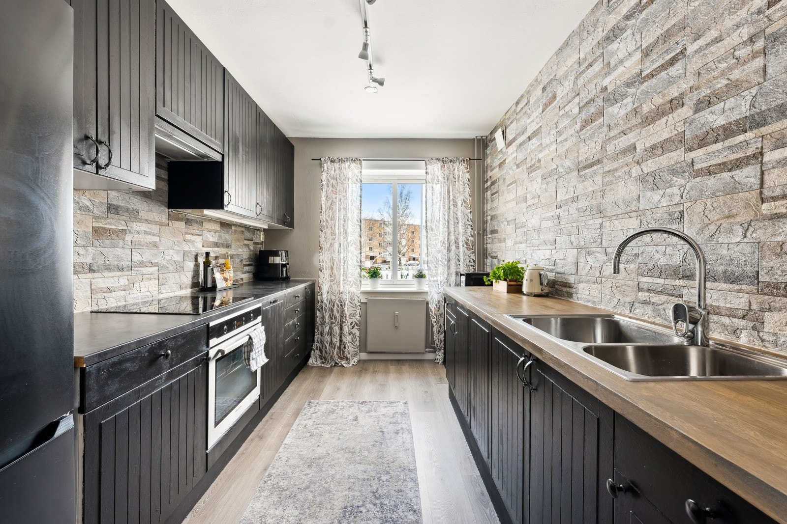 Kjøkken med hvitevarer som komfyr og kjøl/frys som skal følge leiligheten. Galleribilde