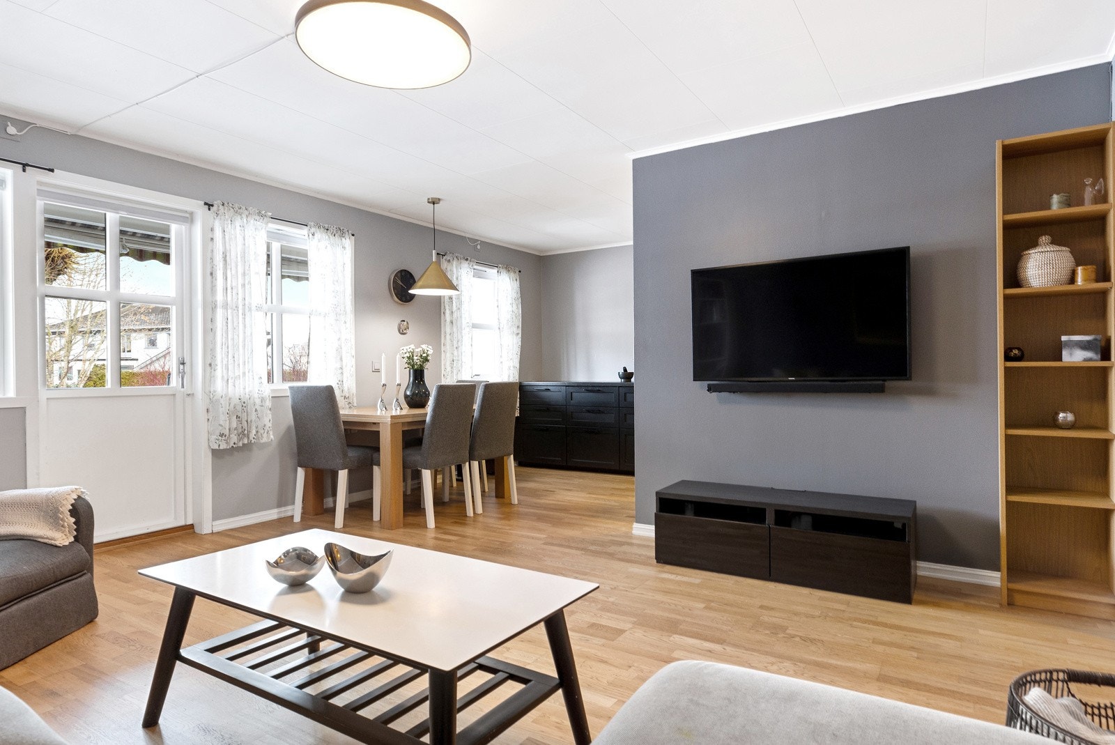 Hyggelig tv stue som er en egen sone, det er delevegg mellom stue og kjøkken, perfekt for tv'n Galleribilde