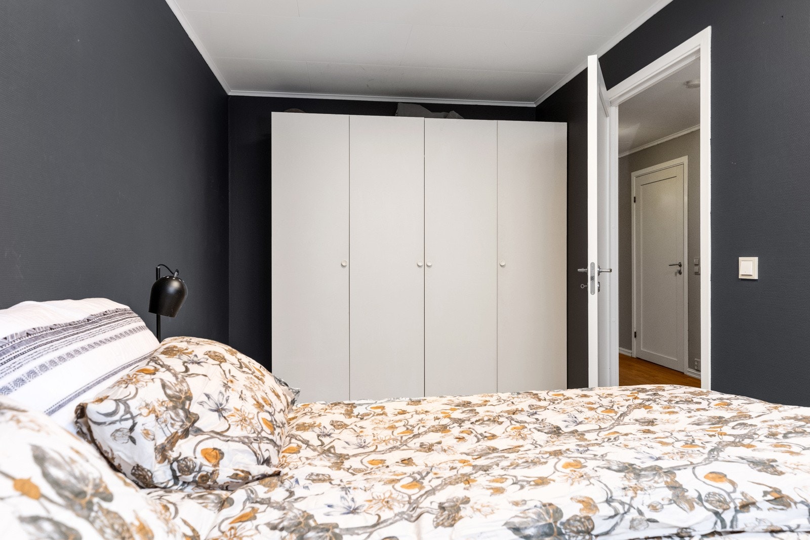 Holdt i mørge fargetoner Galleribilde