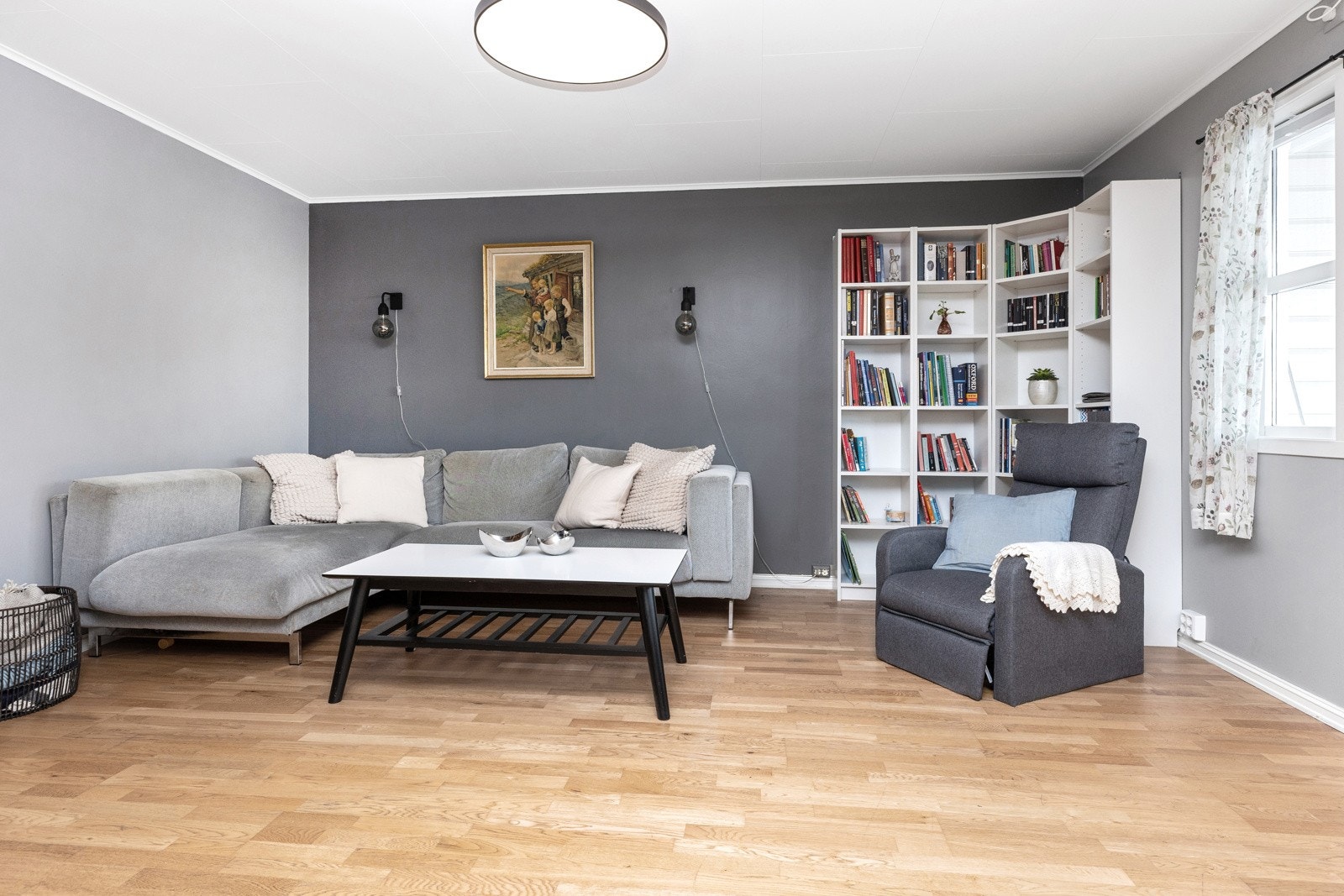 Det er god plass til møblering (det er pipeløp bak hylle ut mot bod) Galleribilde