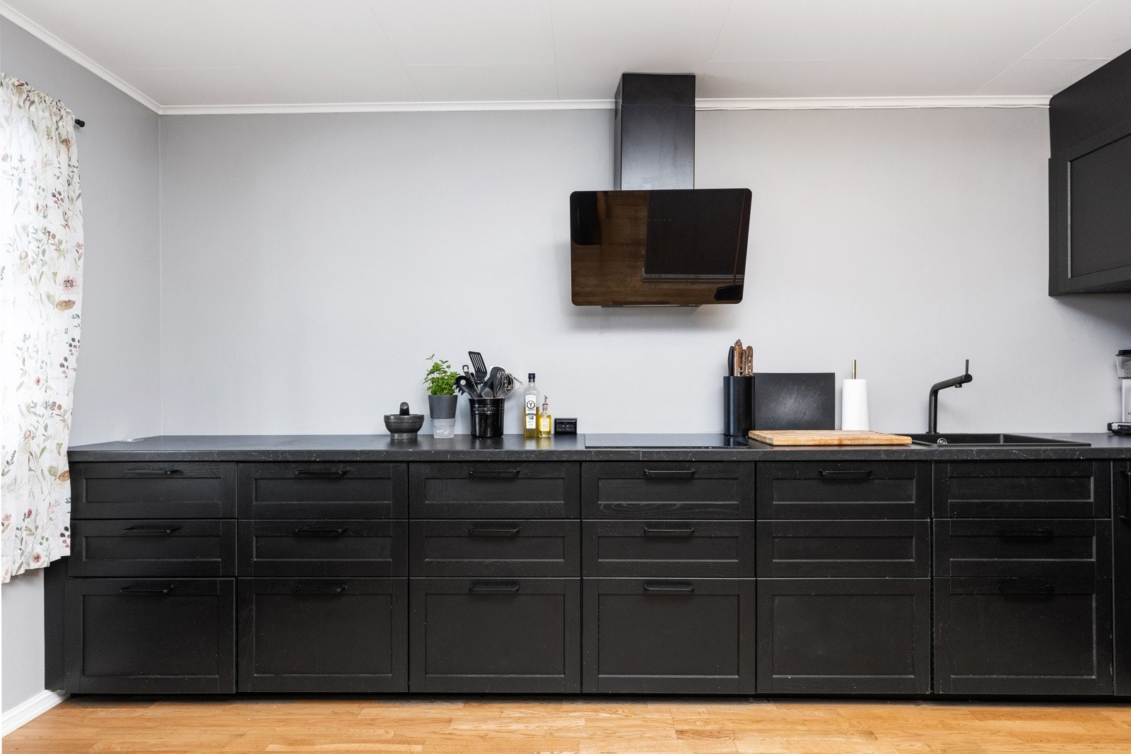 Nyere kjøkken med moderne design og fargetoner fra 2021 Galleribilde