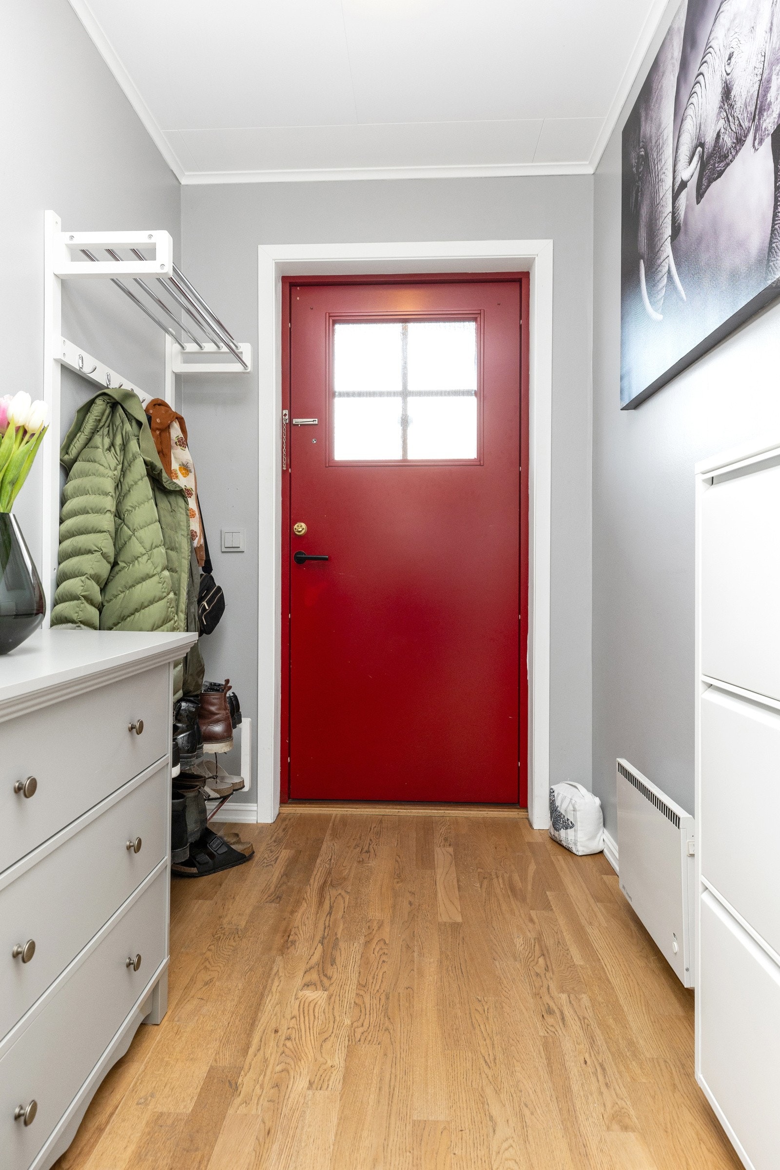 Entre med plass til jakker og sko Galleribilde